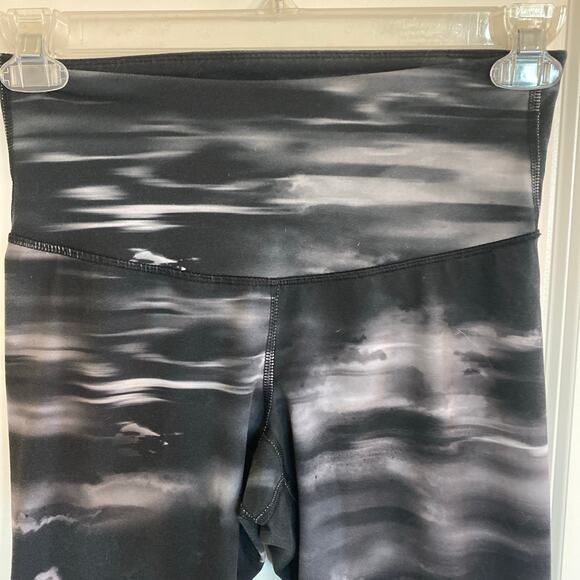 Old Navy Black and White Leggings Size 6-8 medium - Picture 2 of 5